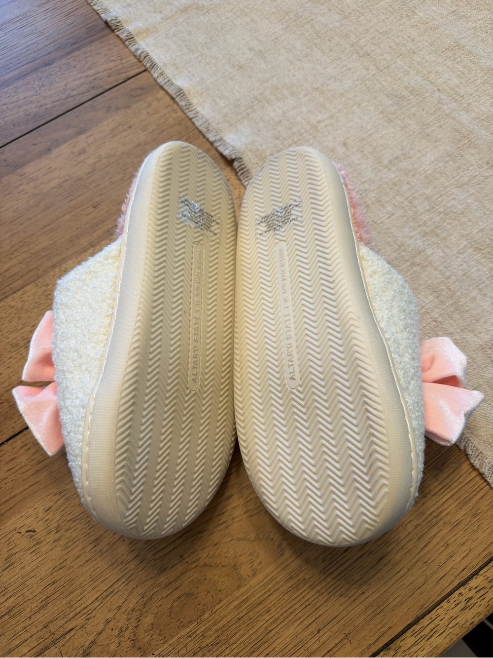 Brand New Altar’d State Bow Slippers - size 9/10 - Picture 2 of 2